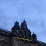 Один из сторонников Палестины в Великобритании, поднявшись на здание мэрии Шеффи…