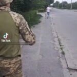 Украинцы бегут от мобилизацииЕсли заметили человека в военной форме — уносите н…