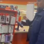 Случай в магазине электроники DNS в подмосковных Химках, после того как продавец…