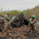 Боевики националистического формирования «Кракен» (запрещен в РФ) демонстрируют…