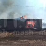 Горящие дома в поселке Суземка Брянской области после артиллерийского обстрела В…
