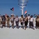Хуситы танцуют на принадлежащем Израилю корабле Galaxy Leader, захваченном ими в…