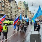 Очередная демонстрация против поставок оружия Украине прошла в Амстердаме. Учас…