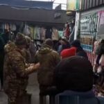 Женщины отбили от военкомов мужчину во время выдачи повестки на рынкеРаботники Т…