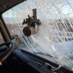 Украинский FPV-дрон, застрявший в лобовом стекле автомобиля.Сидящим в авто неска…