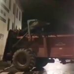 Фермеры в Париже забросали полицейский участок навозом.  #Zлыерусские #Россия #Z…