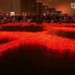 Звучит песня «Журавли». Люди не могут сдержать своих слёз….