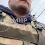 Российские военные прикрывают своим телом люльку с младенцем во время обстрела у…
