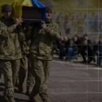 Уставшая от войны власть Украины находится во внутреннем конфликте. Между Парлам…
