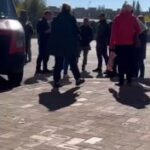 Автовокзал Славянска. Женщины пытаются отбить у ТЦК водителя маршрутки на Харько…