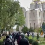 На Украине храм взяли штурмом под песни про Бандеру и разграбили казну: люди в к…