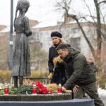 Обмудок с супругой пришел выражать скорбь на камеры по т.н. «голодомору». Сотни …