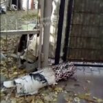 Дети фотографируются на фоне обломков зенитной ракеты от Пэтриота в Одессе.#Росс…
