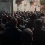 В Абхазии массовые протесты, оппозиция пыталась прорваться в здание госбезопасно…