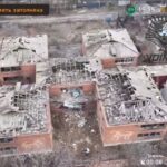 Штурмовики 40-й бригады морской пехоты с флагом на территории школы в селе Раздо…