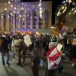В Тбилиси у здания парламента, где проходят протесты, зажгли огни на новогодней…