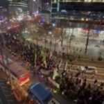 В Сеуле прошли протесты из-за ситуации с военным положением, сообщает корреспон…