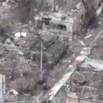 ВС РФ FPV-дронами уничтожили живую силу ВСУ в Харьковской области.Видео: Минобо…