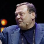 Михаил Фридман и Петр Авен продали доли в Альфа-банке в надежде выйти из санкцио…