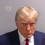 Фотография Трампа из тюрьмы появилась в коридоре около Овального кабинета в Бело…