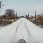 Расчеты FPV-дрона на оптоволокне уничтожили замаскированные пикапы ВСУ в ДНР.#Р…