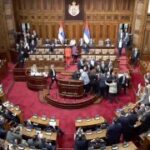 Сербская оппозиция попыталась сорвать заседание парламента, устроив драку и при…