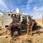 Белый дядя на фоне сгоревшего ООНовского MRAP’а. Миротворцы сожгли его сами, ко…