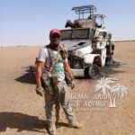Белый дядя на фоне сгоревшего MRAP Минусмы*.Бронемашина была подорвана джихадис…