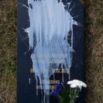 История в Киевской области с могилой солдата, на которой мать написала «Незаконн…