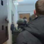 Кадры задержания 7 человек, обеспечивавших работу маркетплейса по продаже нарко…