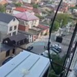 На кадрах, как утверждается, задержание одного из боевиков, который напал сегодн…