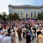 Более тысячи человек собрались в центре Тбилиси у здания парламента Грузии на м…