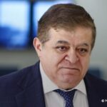 Надо развивать российские мессенджеры, а не запрещать иностранные, заявил замест…