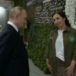 Путин, осматривая выставку Народного фронта на форуме «Все для победы!», подпис…