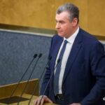 Слуцкий предложил обязать всех мигрантов, въехавших в Россию без визы, пройти би…