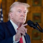 Дональд Трамп и Илон Маск сели вместе на церемонии прощания с Чарли Кирком на ст…