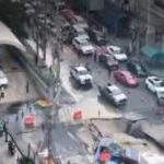 Участок дороги обрушился в Бангкоке. Образовалась яма глубиной 50 метров, сообщ…