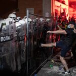 В Сербии в ночных беспорядках пострадали 14 полицейских, задержаны 42 человека, …