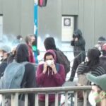 Число задержанных на протестах во Франции превысило 100 человек, сообщает телек…