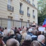 Демонстранты, собравшиеся недалеко от дома Саркози, проводили его аплодисментам…