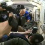 Экипаж «Союза МС-28» тепло встречают на МКС. Видео: Роскосмос/ТАСС…