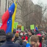 Возле суда в центре Нью-Йорка, куда ранее доставили Мадуро, проходит протест пр…