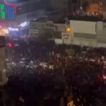 В Тегеране проходит большая колонна протестующих.Ряд СМИ сообщает о стрельбе в г…