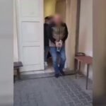 Кадры задержания подозреваемого в нападении на Русский дом в Праге.Видео: Polic…
