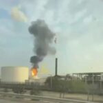 Очевидцы сняли видео последствий предположительных ударов Ирана по нефтеперераб…