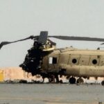 Транспортный вертолет армии США Boeing CH-47 Chinook на авиабазе в Кувейте.Атако…