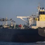 В Евросоюзе сообщили о задержании якобы перевозившего нефть из РФ танкера. Судно…