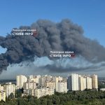 Под Киевом продолжают бушевать пожары на атакованных складах. Огромный дым от по…