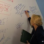 Сегодня мы выбираем будущее для наших детей, написала Лантратова на стене для по…