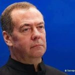 Зеленский регулярно «плюет прямо в лицо» Трампу, при этом требуя от США финансир…